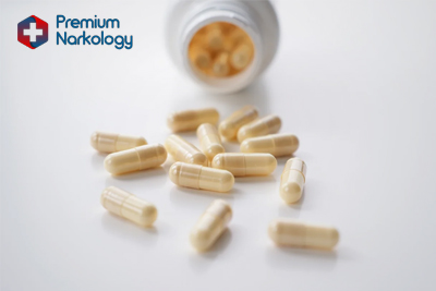 Таблетки лежат на столе